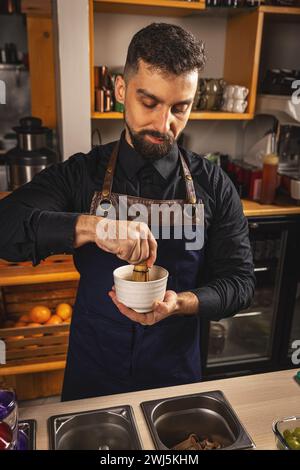 Barkeeper bereitet japanische Getränke Matcha Latte zu Stockfoto
