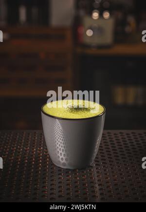 Matcha-Grüntee-Latte in einer Tasse an der Bar Stockfoto