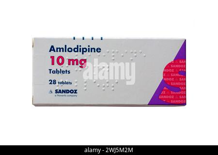 Packung mit Amlodipin-Tabletten Packung mit 28 Tabletten 10 mg isoliert auf weißem Hintergrund Stockfoto