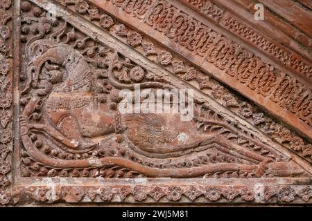 Nahaufnahme der geschnitzten Terrakotta-mythologischen Pferdekreatur an der Außenwand des antiken Chota Anhik hindu-Tempels, Puthia, Rajshahi, Bangladesch Stockfoto