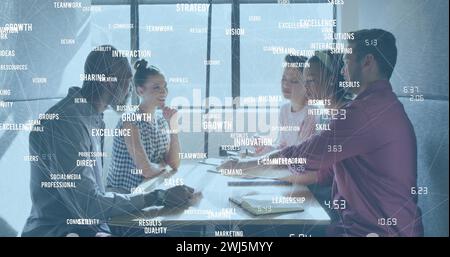 Bild von Geschäftssymbolen über verschiedenen Geschäftsleuten im Büro Stockfoto