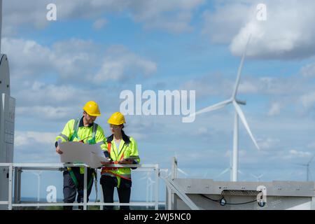 Ingenieur und Techniker besprechen ein Lösungsproblem der Windkraftanlage, bevor sie die Windkraftanlage überprüfen, das Konzept von natura Stockfoto