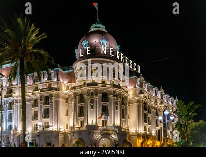 Nachtaufnahme des berühmten Hotels und Restaurants Le Negresco an der Promenade des Anglais, Nizza an der Côte d'Azur, Frankreich. Stockfoto