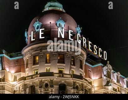 Nachtaufnahme des berühmten Hotels und Restaurants Le Negresco an der Promenade des Anglais, Nizza an der Côte d'Azur, Frankreich. Stockfoto