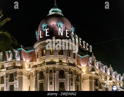 Nachtaufnahme des berühmten Hotels und Restaurants Le Negresco an der Promenade des Anglais, Nizza an der Côte d'Azur, Frankreich. Stockfoto