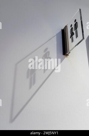 Transparentes Schild, Anzeige von Toiletten, WC, mit Schatten, Stockfoto
