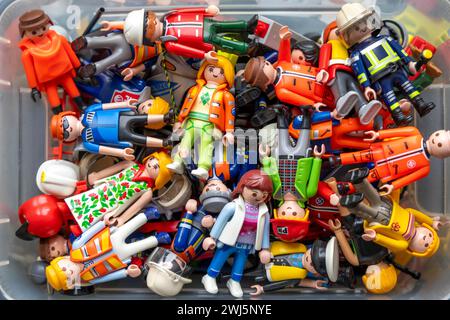 Viele verschiedene Playmobil Figuren in einer Box, Plastikspielzeug, Kinderzimmer, Stockfoto