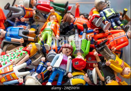 Viele verschiedene Playmobil Figuren in einer Box, Plastikspielzeug, Kinderzimmer, Stockfoto