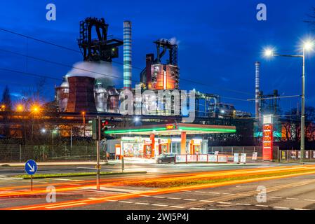 Stahlstandort Duisburg-Bruckhausen, ThyssenKrupp Steel, Hochöfen 8 und 9, in der Kaiser-Wilhelm-Straße, Tankstelle, NRW, Deutschland, Stockfoto