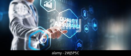 QA Geschäftsmann drücken Qualitätssicherung Taste auf virtuellen Bildschirmen. Stockfoto