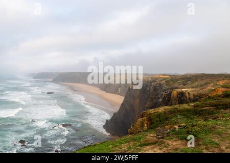 Blicken Sie von einem Strand in der Nähe von Aljezur in Portugal auf die Klippen in Richtung Meer Stockfoto