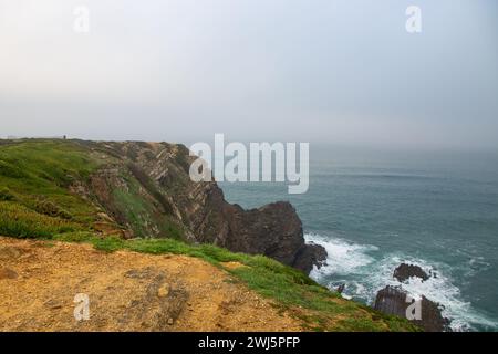 Blicken Sie von einem Strand in der Nähe von Aljezur in Portugal auf die Klippen in Richtung Meer Stockfoto