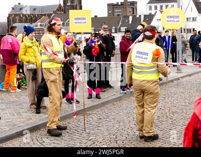 Maastricht, Niederlande. Februar 2024. Teilnehmer an der Karnevalsparade in Maastricht. Verkeersontregelaars ist ein Wortspiel, das Verkehrskontrolleure als Verkehrsverwirrer bezeichnet. Sie interagieren mit der Menge und ermutigen sie, die Straße unnötig zu überqueren. Anna Carpendale/Alamy Live News Stockfoto