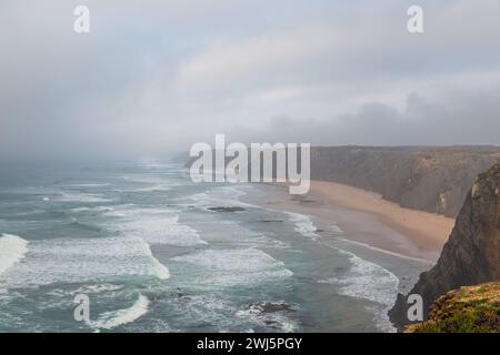 Blicken Sie von einem Strand in der Nähe von Aljezur in Portugal auf die Klippen in Richtung Meer Stockfoto