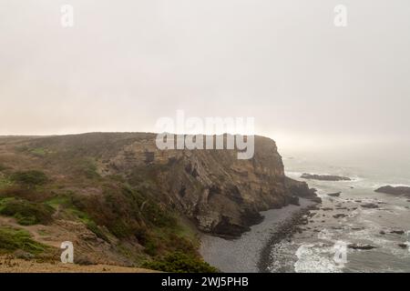 Blicken Sie von einem Strand in der Nähe von Aljezur in Portugal auf die Klippen in Richtung Meer Stockfoto