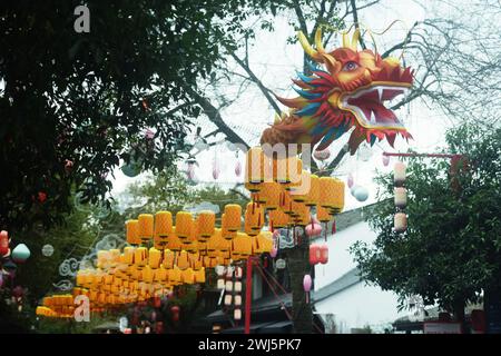 Hangzhou, China. Februar 2024. Touristen beobachten am 13. Februar 2024 eine 300 Meter lange Drachenlaterne im Xixi Wetland im West Lake District von Hangzhou, der Hauptstadt der ostchinesischen Provinz Zhejiang. (Foto: Costfoto/NurPhoto) Credit: NurPhoto SRL/Alamy Live News Stockfoto