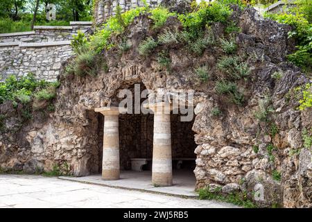 Pjatigorsk, Russland - 10. Mai 2022: Diana-Grotte im Pjatigorsk-Zwetnik-Park Stockfoto