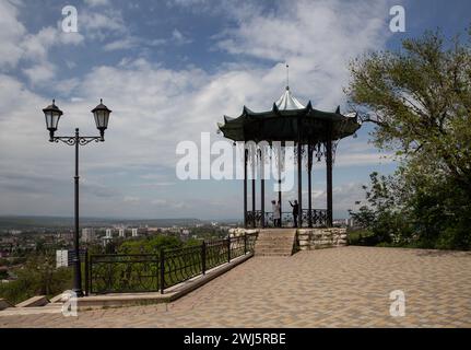 Pjatigorsk, Russland - 10. Mai 2022: Chinesischer Pavillon mit Aussichtspunkt. Ein Paar macht ein Foto mit Blick auf den Berg Maschuk Stockfoto