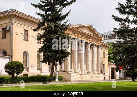 Pjatigorsk, Russland - 10. Mai 2022: Bau des Wissenschaftlichen Forschungsinstituts für Balneologie. Der Text wird übersetzt als Institut für Resortologie Stockfoto