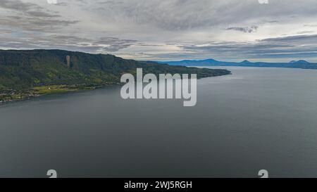 Aus der Vogelperspektive auf den Toba-See und die Küste der Insel Samosir. Tropische Landschaft. Sumatra, Indonesien. Stockfoto