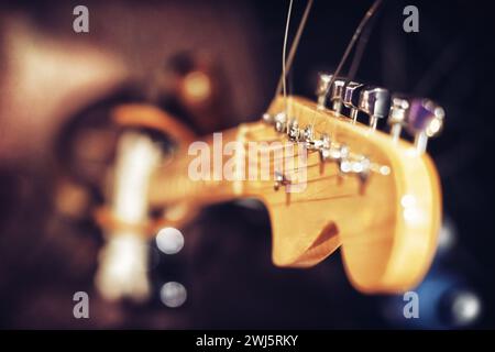 Nahaufnahme, Gitarre und Musik im Studio für Band, Probe und Session für Bühne, Lied und Unterhaltung. Interpret, Aufnahme und Album für Live Stockfoto