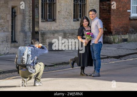 Ein Mann, der ein Paar in Oxford fotografiert Stockfoto