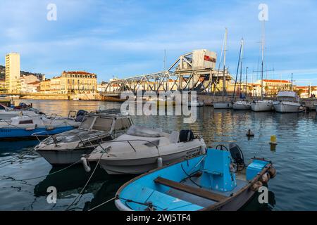 Tivoli-Brücke und Peyrade-Kanal, vom Orient-Kai in Sete, Occitanie, Frankreich Stockfoto