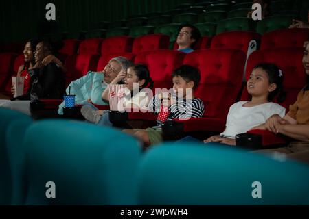 Asiatische Mutter und Tochter, die im Kino Filme sehen. Familienzeitkonzept. Stockfoto