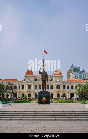 Januar 2024, Ho-Chi-Minh-Statue mit dem Volkskomitee der Stadt Ho-Chi-Minh (Rathaus von Ho-Chi-Minh) im Hintergrund Stockfoto