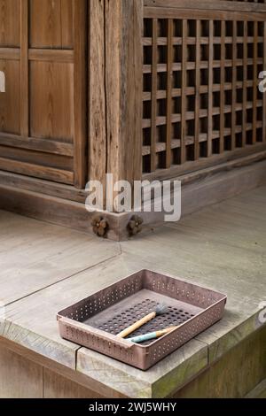 Details der Schreibgeräte, die als Opfergaben im Sakurayama Hachimangu-Schrein, Takayama, Präfektur Gifu, Japan hinterlassen wurden. Stockfoto