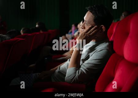 Asiatische Mutter und Tochter, die im Kino Filme sehen. Familienzeitkonzept. Stockfoto