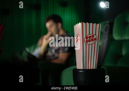 Kinokonzept. Leute, die im Kino Filme sehen und Popcorn essen Stockfoto