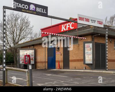 Fahrzeugeinfahrt für Taco Bell und KFC Drive durch Restaurants, Sixfields, Northampton, Großbritannien Stockfoto