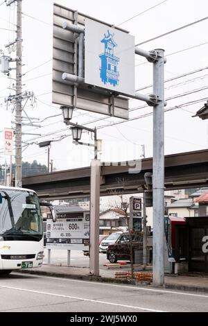 Straßenszene mit Straßenschild, das die Route der Wagen beim Takayama Spring Festival in Takayama, Präfektur Gifu, Japan anzeigt. Stockfoto