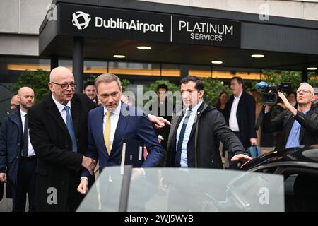 Dublin, Irland. Februar 2024. Cord Meier-Klodt (l), deutscher Botschafter in Irland, weist auf die andere Seite des Botschafterautos während eines Besuchs des Bundesfinanzministers Christian Lindner (FDP) in Irland. Der Bundesfinanzminister besucht am 12. Und 13. Februar Großbritannien und Irland. Quelle: Sebastian Gollnow/dpa/Alamy Live News Stockfoto