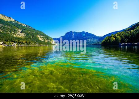 Landschaft am Altaussee im Salzkammergut in Österreich. Idyllische Natur am See in der Steiermark. Altaussee am Totes Gebirge mit Blick auf das Surro Stockfoto