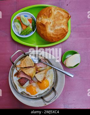 Brot mit Kombipfanne (Banh mi chao / bánh mì chảo) oder zerlegtes Banh mi ist eine vietnamesische Alternative zum normalen Banh mi Stockfoto