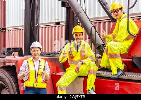 Weibliche und zwei männliche Arbeiter tragen gelbe Sicherheitswesten Stockfoto