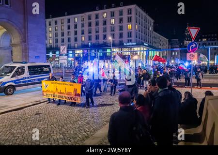 Demonstration in Dresden die rechtsextremistische Kleinstpartei Freie Sachsen veranstaltete anlässlich des 13. Februars und der Zerstörung Dresdens im 2. Weltkrieg, eine Demonstration und ziehen mit revanchistischen und Phantasiefahnen und Lautsprechern durch die Dresdner Innenstadt, vor die Frauenkirche. Dabei wurden geschichtliche Tatsachen verdreht, Verschwörungstheorien geäußert und den Rechtsstaat gefährdende Losungen gerufen Dresden Sachsen Deutschland *** Demonstration in Dresden die kleine rechtsextreme Partei Freies Sachsen organisierte anlässlich des 13. Februar eine Demonstration Stockfoto