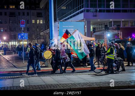 Demonstration in Dresden die rechtsextremistische Kleinstpartei Freie Sachsen veranstaltete anlässlich des 13. Februars und der Zerstörung Dresdens im 2. Weltkrieg, eine Demonstration und ziehen mit revanchistischen und Phantasiefahnen und Lautsprechern durch die Dresdner Innenstadt, vor die Frauenkirche. Dabei wurden geschichtliche Tatsachen verdreht, Verschwörungstheorien geäußert und den Rechtsstaat gefährdende Losungen gerufen Dresden Sachsen Deutschland *** Demonstration in Dresden die kleine rechtsextreme Partei Freies Sachsen organisierte anlässlich des 13. Februar eine Demonstration Stockfoto