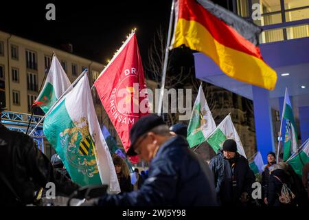 Demonstration in Dresden die rechtsextremistische Kleinstpartei Freie Sachsen veranstaltete anlässlich des 13. Februars und der Zerstörung Dresdens im 2. Weltkrieg, eine Demonstration und ziehen mit revanchistischen und Phantasiefahnen und Lautsprechern durch die Dresdner Innenstadt, vor die Frauenkirche. Dabei wurden geschichtliche Tatsachen verdreht, Verschwörungstheorien geäußert und den Rechtsstaat gefährdende Losungen gerufen Dresden Sachsen Deutschland *** Demonstration in Dresden die kleine rechtsextreme Partei Freies Sachsen organisierte anlässlich des 13. Februar eine Demonstration Stockfoto