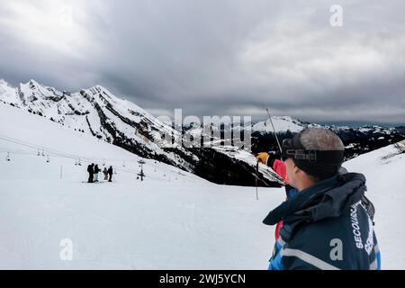 La Clusaz, Frankreich. Februar 2024. © PHOTOPQR/LE DAUPHINE/Grégory YETCHMENIZA ; La Clusaz ; 10/02/2024 ; La Clusaz, le 11 février. Opération de contrôle menée de Concert par les pisteurs de la Station et le peloton de Gendarmerie de Haute montagne (PGHM) d'Annecy, sur les piste de la Clusaz. Foto: Grégory Yetchmeniza/Le Dauphiné Libéré La Clusaz, Frankreich, 11. februar 2024 Kontrolloperation, die gemeinsam von den Trackern des Resorts und dem Hochgebirgszug (PGHM) von Annecy an den Hängen von La Clusaz durchgeführt wird. Quelle: MAXPPP/Alamy Live News Stockfoto