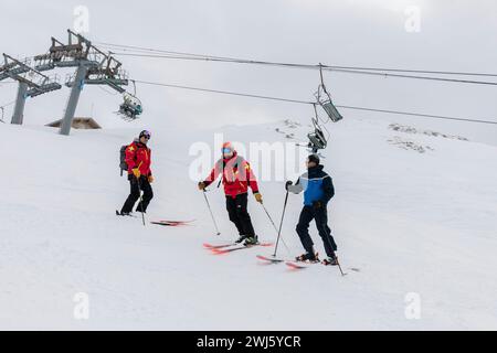 La Clusaz, Frankreich. Februar 2024. © PHOTOPQR/LE DAUPHINE/Grégory YETCHMENIZA ; La Clusaz ; 10/02/2024 ; La Clusaz, le 11 février. Opération de contrôle menée de Concert par les pisteurs de la Station et le peloton de Gendarmerie de Haute montagne (PGHM) d'Annecy, sur les piste de la Clusaz. Foto: Grégory Yetchmeniza/Le Dauphiné Libéré La Clusaz, Frankreich, 11. februar 2024 Kontrolloperation, die gemeinsam von den Trackern des Resorts und dem Hochgebirgszug (PGHM) von Annecy an den Hängen von La Clusaz durchgeführt wird. Quelle: MAXPPP/Alamy Live News Stockfoto