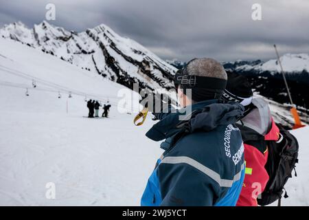 La Clusaz, Frankreich. Februar 2024. © PHOTOPQR/LE DAUPHINE/Grégory YETCHMENIZA ; La Clusaz ; 10/02/2024 ; La Clusaz, le 11 février. Opération de contrôle menée de Concert par les pisteurs de la Station et le peloton de Gendarmerie de Haute montagne (PGHM) d'Annecy, sur les piste de la Clusaz. Foto: Grégory Yetchmeniza/Le Dauphiné Libéré La Clusaz, Frankreich, 11. februar 2024 Kontrolloperation, die gemeinsam von den Trackern des Resorts und dem Hochgebirgszug (PGHM) von Annecy an den Hängen von La Clusaz durchgeführt wird. Quelle: MAXPPP/Alamy Live News Stockfoto