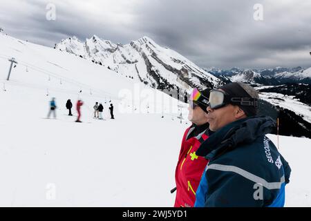 La Clusaz, Frankreich. Februar 2024. © PHOTOPQR/LE DAUPHINE/Grégory YETCHMENIZA ; La Clusaz ; 10/02/2024 ; La Clusaz, le 11 février. Opération de contrôle menée de Concert par les pisteurs de la Station et le peloton de Gendarmerie de Haute montagne (PGHM) d'Annecy, sur les piste de la Clusaz. Foto: Grégory Yetchmeniza/Le Dauphiné Libéré La Clusaz, Frankreich, 11. februar 2024 Kontrolloperation, die gemeinsam von den Trackern des Resorts und dem Hochgebirgszug (PGHM) von Annecy an den Hängen von La Clusaz durchgeführt wird. Quelle: MAXPPP/Alamy Live News Stockfoto