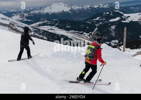 La Clusaz, Frankreich. Februar 2024. © PHOTOPQR/LE DAUPHINE/Grégory YETCHMENIZA ; La Clusaz ; 10/02/2024 ; La Clusaz, le 11 février. Opération de contrôle menée de Concert par les pisteurs de la Station et le peloton de Gendarmerie de Haute montagne (PGHM) d'Annecy, sur les piste de la Clusaz. Foto: Grégory Yetchmeniza/Le Dauphiné Libéré La Clusaz, Frankreich, 11. februar 2024 Kontrolloperation, die gemeinsam von den Trackern des Resorts und dem Hochgebirgszug (PGHM) von Annecy an den Hängen von La Clusaz durchgeführt wird. Quelle: MAXPPP/Alamy Live News Stockfoto