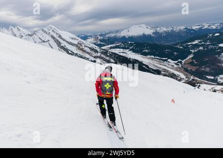 La Clusaz, Frankreich. Februar 2024. © PHOTOPQR/LE DAUPHINE/Grégory YETCHMENIZA ; La Clusaz ; 10/02/2024 ; La Clusaz, le 11 février. Opération de contrôle menée de Concert par les pisteurs de la Station et le peloton de Gendarmerie de Haute montagne (PGHM) d'Annecy, sur les piste de la Clusaz. Foto: Grégory Yetchmeniza/Le Dauphiné Libéré La Clusaz, Frankreich, 11. februar 2024 Kontrolloperation, die gemeinsam von den Trackern des Resorts und dem Hochgebirgszug (PGHM) von Annecy an den Hängen von La Clusaz durchgeführt wird. Quelle: MAXPPP/Alamy Live News Stockfoto