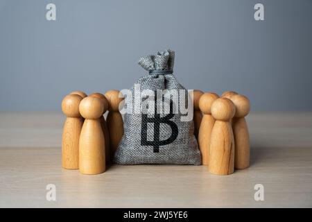 Leute und thai-Baht-Geldbeutel. Finanzielle Unterstützung. Organisation des Gemeindebudgets. Sozialpolitik. Einlagen und Kredite. Gehälter und Renten. S Stockfoto