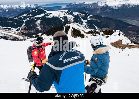 La Clusaz, Frankreich. Februar 2024. © PHOTOPQR/LE DAUPHINE/Grégory YETCHMENIZA ; La Clusaz ; 10/02/2024 ; La Clusaz, le 11 février. Opération de contrôle menée de Concert par les pisteurs de la Station et le peloton de Gendarmerie de Haute montagne (PGHM) d'Annecy, sur les piste de la Clusaz. Foto: Grégory Yetchmeniza/Le Dauphiné Libéré La Clusaz, Frankreich, 11. februar 2024 Kontrolloperation, die gemeinsam von den Trackern des Resorts und dem Hochgebirgszug (PGHM) von Annecy an den Hängen von La Clusaz durchgeführt wird. Quelle: MAXPPP/Alamy Live News Stockfoto