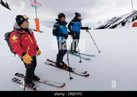 La Clusaz, Frankreich. Februar 2024. © PHOTOPQR/LE DAUPHINE/Grégory YETCHMENIZA ; La Clusaz ; 10/02/2024 ; La Clusaz, le 11 février. Opération de contrôle menée de Concert par les pisteurs de la Station et le peloton de Gendarmerie de Haute montagne (PGHM) d'Annecy, sur les piste de la Clusaz. Foto: Grégory Yetchmeniza/Le Dauphiné Libéré La Clusaz, Frankreich, 11. februar 2024 Kontrolloperation, die gemeinsam von den Trackern des Resorts und dem Hochgebirgszug (PGHM) von Annecy an den Hängen von La Clusaz durchgeführt wird. Quelle: MAXPPP/Alamy Live News Stockfoto